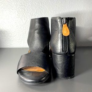 Gentle Souls by Kenneth Cole : Size 6M